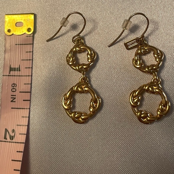 Elegant Gold tone Dangle Earrings.New without tags - Picture 3 of 3